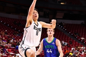 18分10板5助!NBA官推晒小杨集锦:杨瀚森今夜闪耀全场