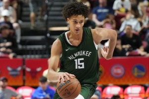 可圈可点!雄鹿13号秀阿门特7投3中 得到7分5篮板