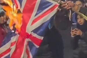 阿根廷球迷焚烧英国国旗,英格兰球迷:烧错旗有点蠢,地理还得学