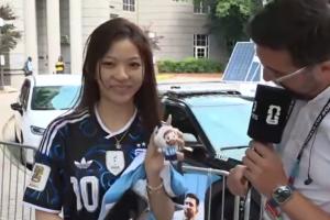 阿根廷媒体采访中国女球迷:涂蓝白指甲油,吉祥物名字叫“咩西”