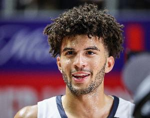关键时刻连失良机!探花布泽尔17中7拿到19分8板 有4失误