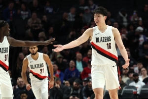 开拓者自媒体:杨瀚森打NBA时像个交通锥 他需要增加实战效能