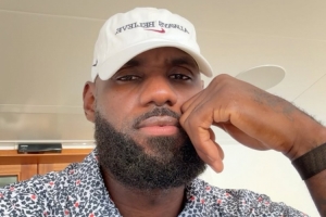 花色衬衫!詹姆斯更新社媒晒出度假期间个人自拍照