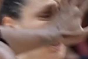 不是假摔?意大利女篮绝平三分出手前 确实被戳到了眼睛 犯规?