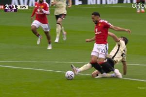 英超评议库尼亚造点:伊镇球员试图争抢球权时破坏机会,黄点正确