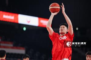 浅浅打一下!胡金秋出战10分钟 4中2得到5分3篮板&正负值为0