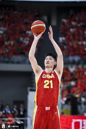 个人进攻亮眼!胡金秋6投5中高效得11分4板 正负值为+12