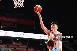 鹤立鸡群!余嘉豪半场替补6分钟拿2分4板 各种内线牵制