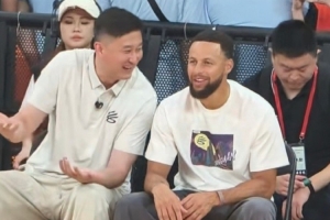 气氛很好!库里粤BA现场迎着杜锋投进标志三分 两人场下有说有笑
